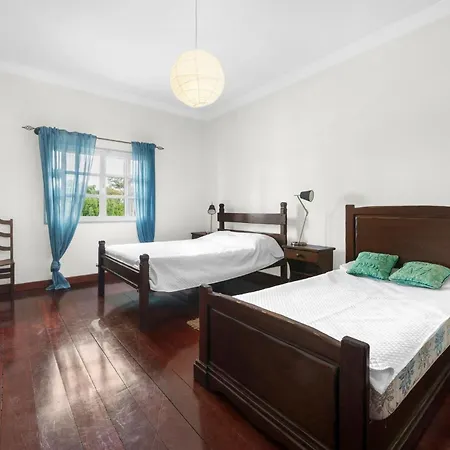 Stunning 5-bedroom With Pool By Hostlovers *