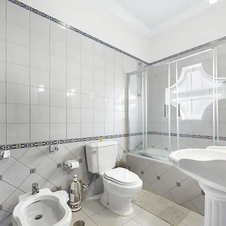 Stunning 5-bedroom With Pool By Hostlovers 핀할 노보