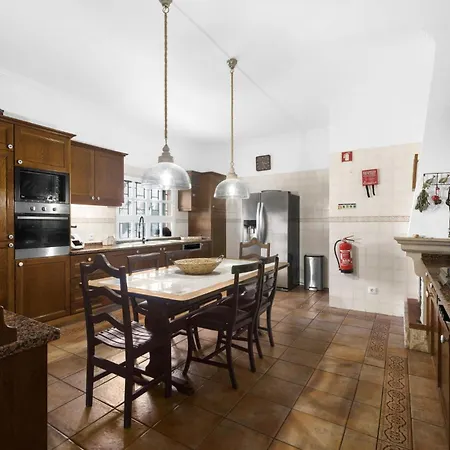 Stunning 5-bedroom With Pool By Hostlovers 핀할 노보