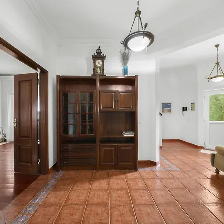 Stunning 5-bedroom With Pool By Hostlovers 빌라 *