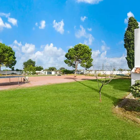 Stunning 5-bedroom With Pool By Hostlovers