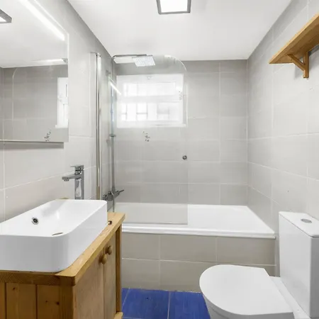 Stunning 5-bedroom With Pool By Hostlovers * 핀할 노보