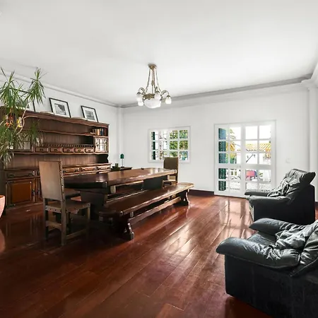 Stunning 5-bedroom With Pool By Hostlovers