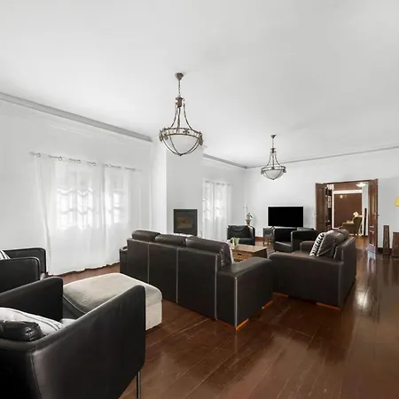 Stunning 5-bedroom With Pool By Hostlovers 빌라 핀할 노보
