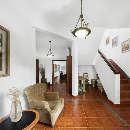 Stunning 5-bedroom With Pool By Hostlovers *
