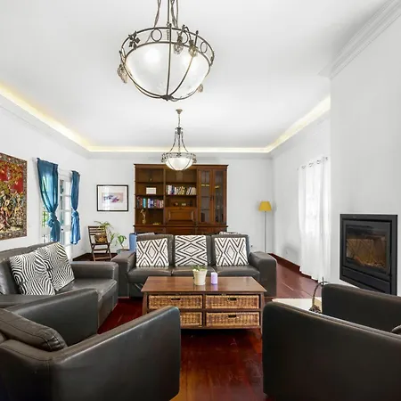 Stunning 5-bedroom With Pool By Hostlovers *