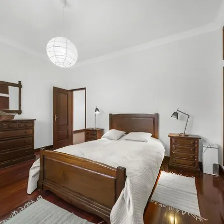 Stunning 5-bedroom With Pool By Hostlovers 빌라