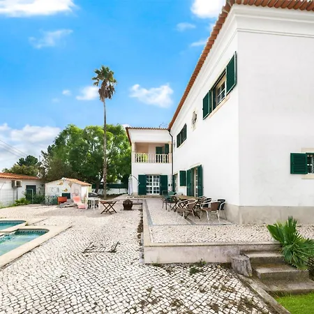 Stunning 5-bedroom With Pool By Hostlovers 빌라 *
